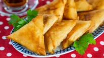 Gelinim Mutfakta Malzeme Listesi ve Pratik Tarifi. Tavada Üçgen Börek Nasıl Yapılır? İçine Ne Konur?