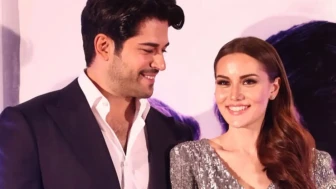 Burak Özçivit ve Fahriye Evcen'in boşanacağı iddiaları üzerine çift, aşk dolu paylaşımlar yapmaya devam ediyor!