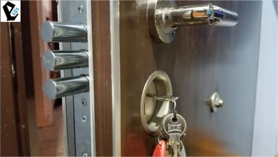 Gece Yatarken Kapı Anahtarını Çıkarmak mı, Kapıda Bırakmak mı Daha Güvenli?