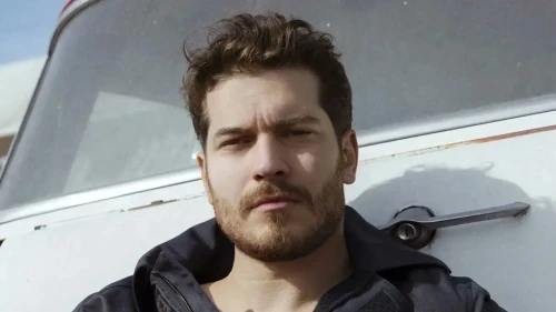 “Çağatay Ulusoy Kimdir? Boyu, Dizileri ve Özel Hayatıyla Merak Edilenler”