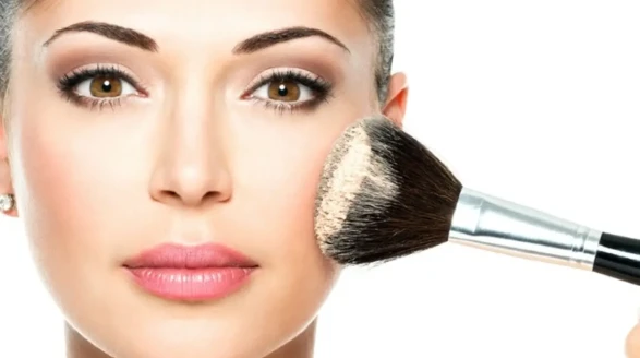 “Gözenekleri Tıkamayan Yeni Trend: Su Bazlı Makyajla Hafif ve Doğal Görünüm”