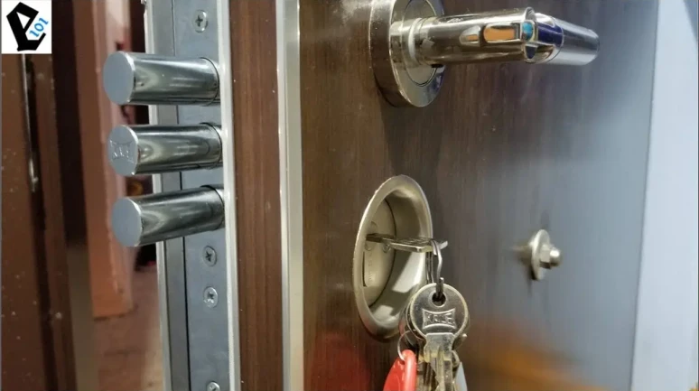 Gece Yatarken Kapı Anahtarını Çıkarmak mı, Kapıda Bırakmak mı Daha Güvenli?