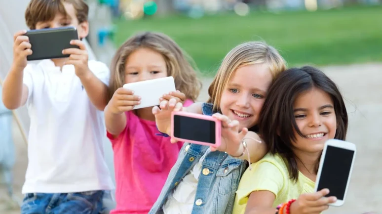 Çocuklara cep telefonu ne zaman ve kaç yaşında verilmeli?